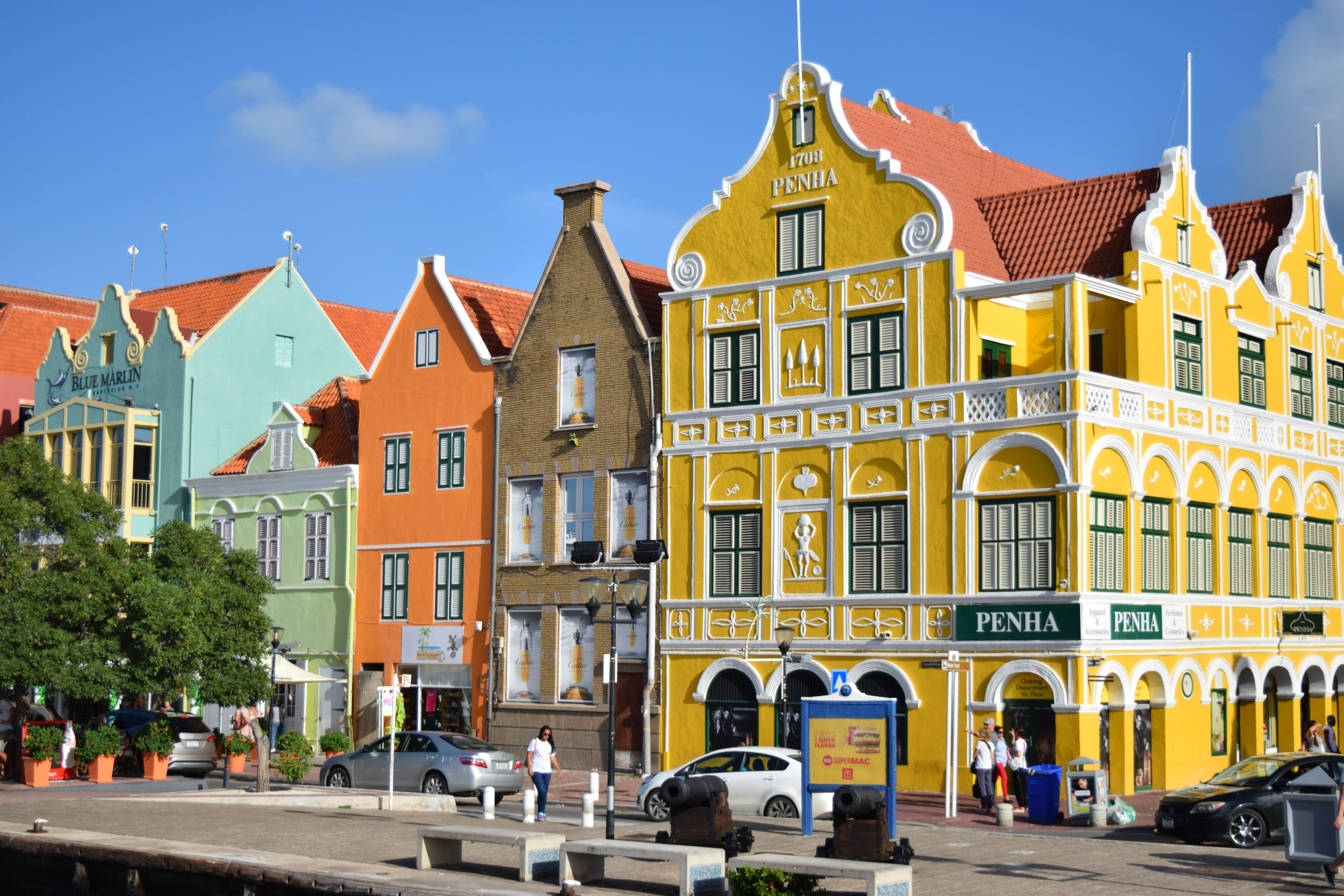 vibrant-colors-willemstad-curacao-31