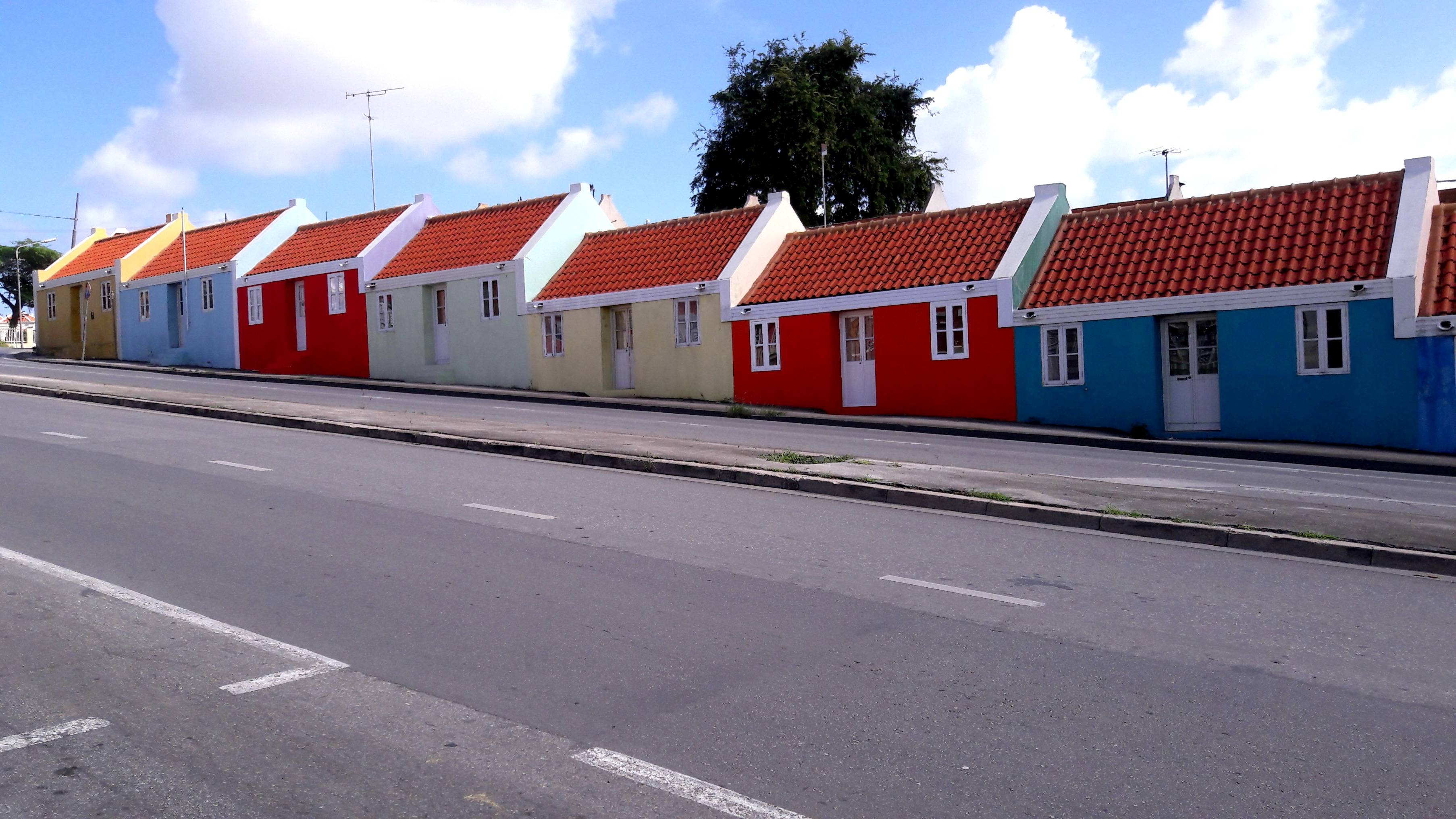 vibrant-colors-willemstad-curacao-1