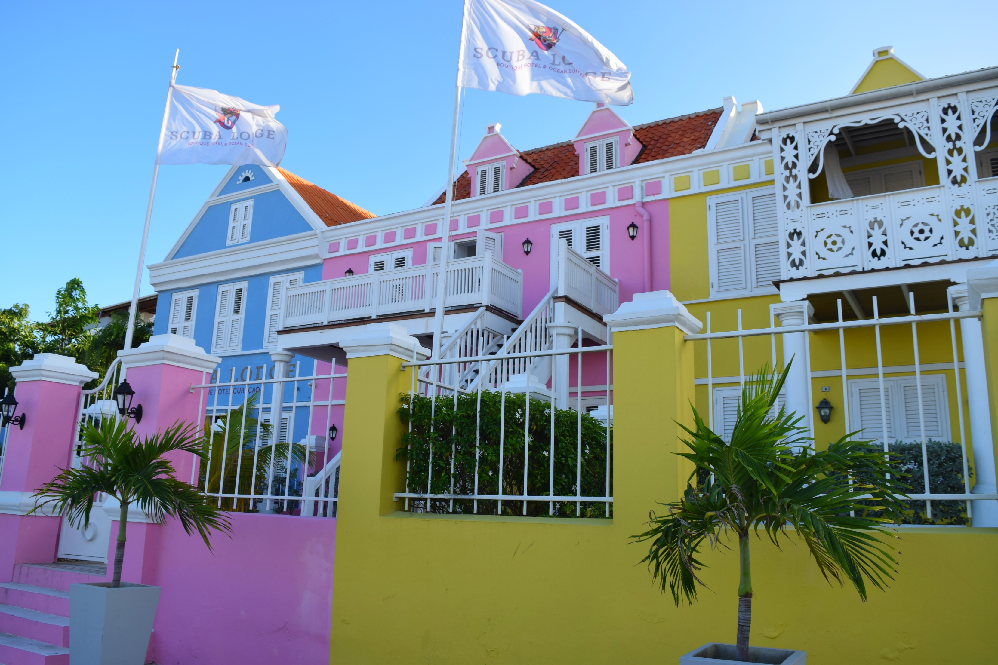 vibrant-colors-willemstad-curacao-44